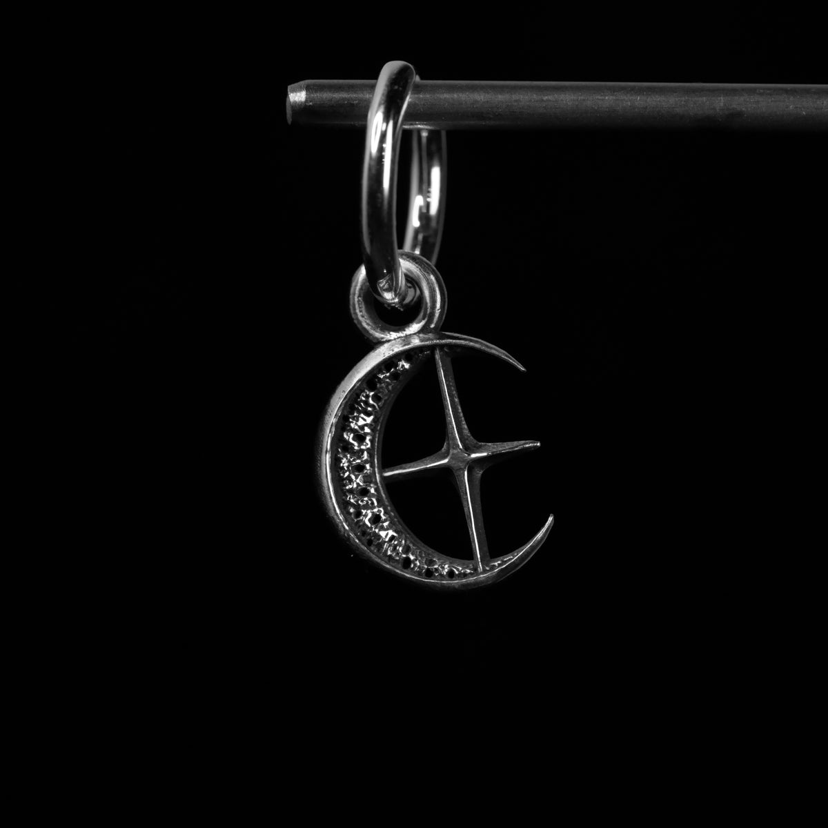 Vesper Crescent EARRING - 暮禱新月耳飾